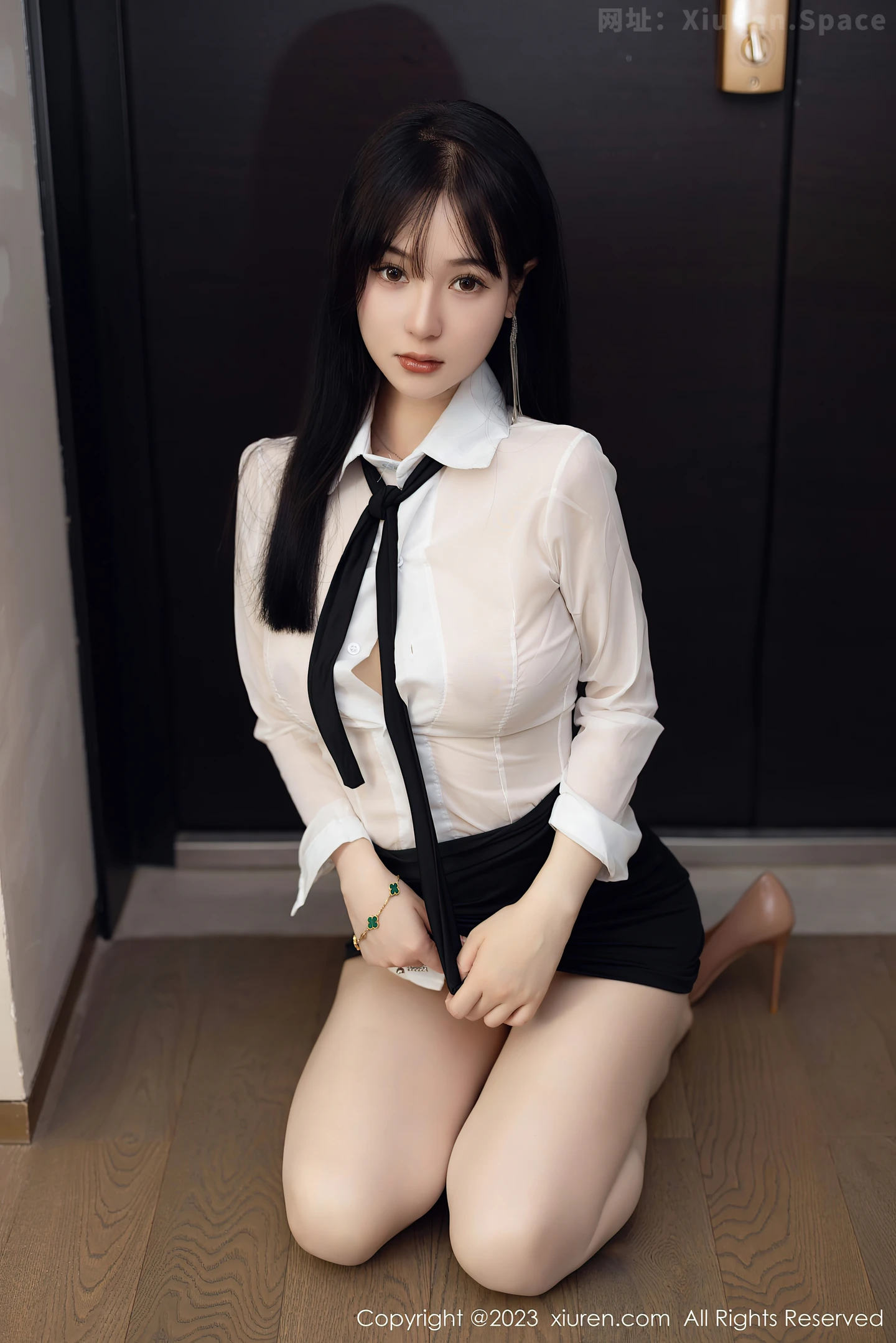 图片[3]-[XiuRen秀人网]2023.05.10 VOL.6710 柚琪Rich 紧身透视OL制服与黑色短裙加肉丝美腿性感私房写真集-秀人网官方网站